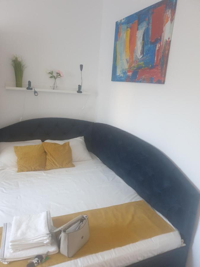 Apartment Yellow - Piata Victoriei Bucharest