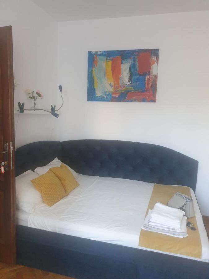 Apartment Yellow - Piata Victoriei *